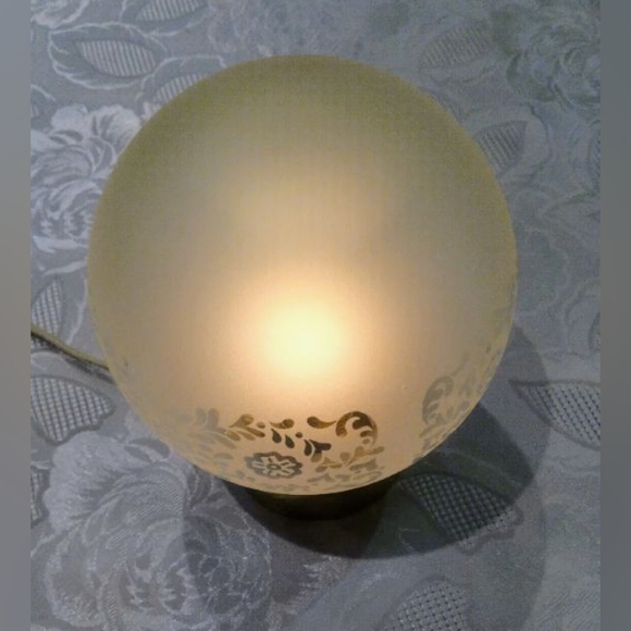 Leviton VTG glass globe lamp, on brass pedistal - Picture 8 of 13